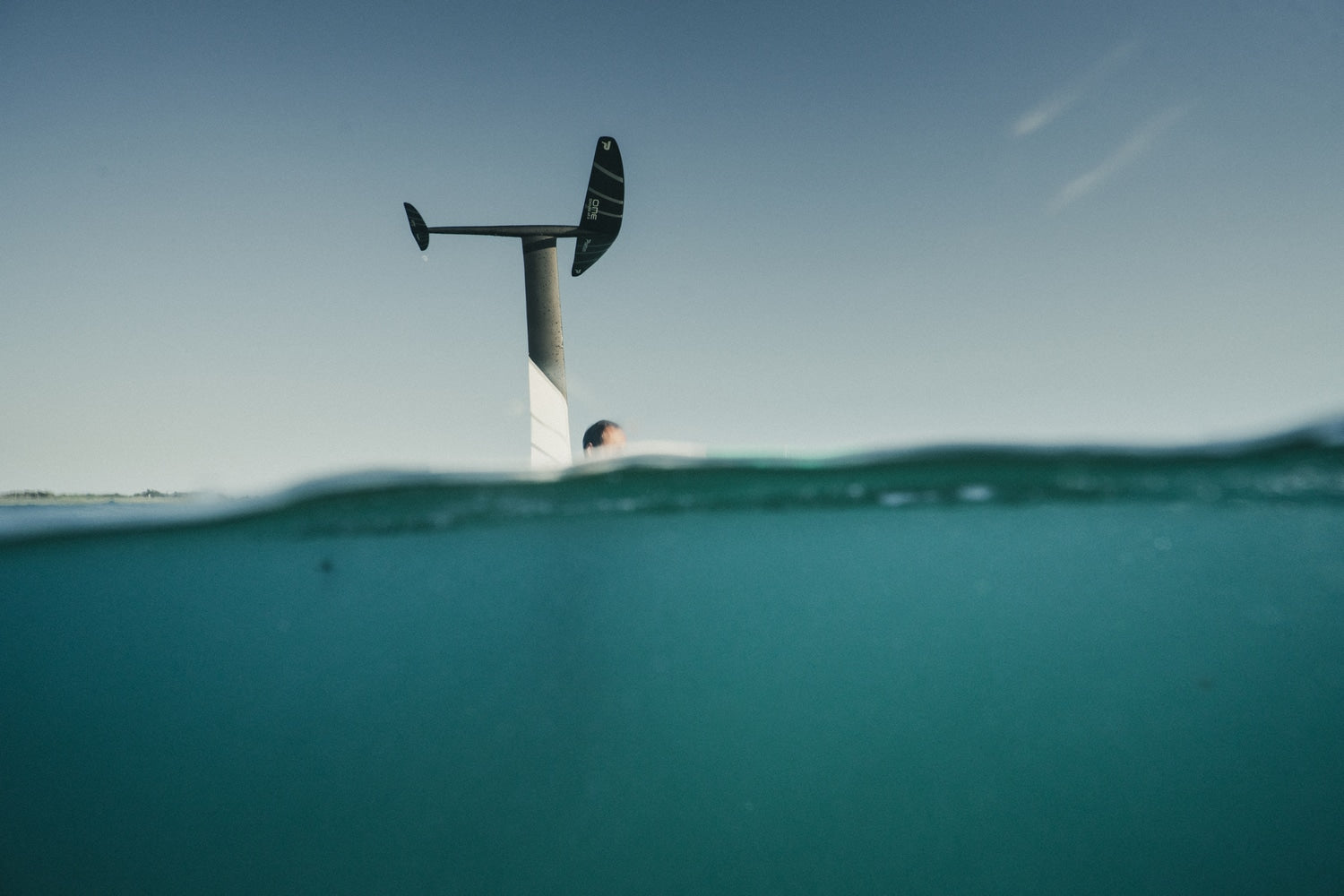 How carbon mast stiffness improves stability and speed in wing foiling